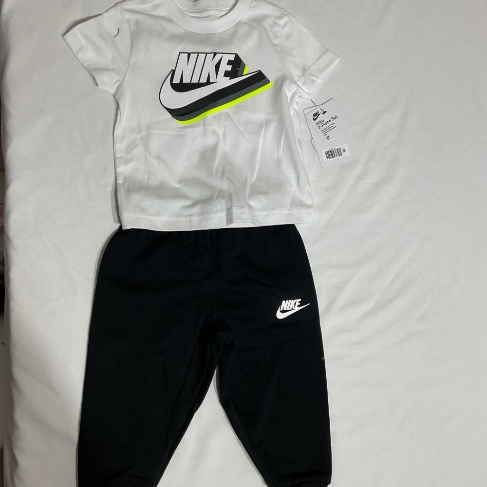 Nike Toddler 2-Piece T-Shirt & Pants Set size 2T